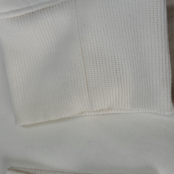 Under Armour Cold Gear size Large Color is cream. - Picture 12 of 13
